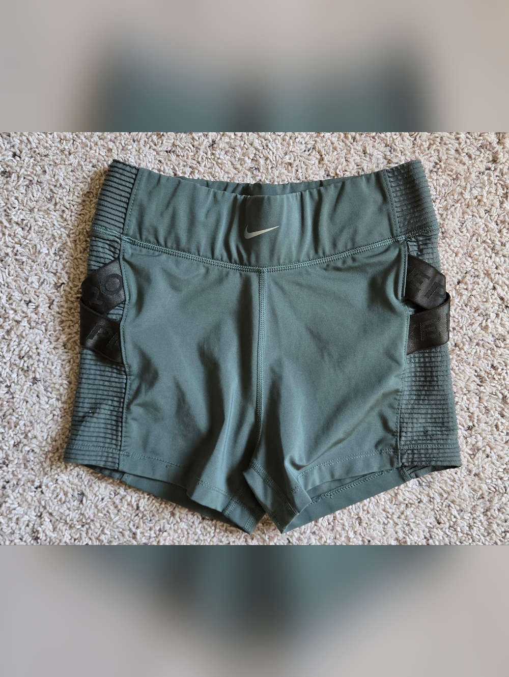 Nike AeroAdapt Green Training Shorts Women’s Medium High Waisted Athletic